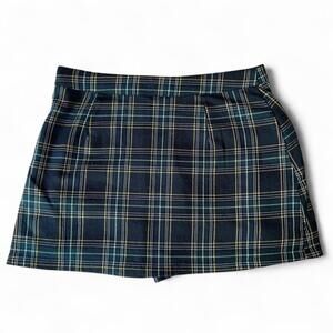 green plaid mini skirt w zipper closure, pockets and built-in shorts